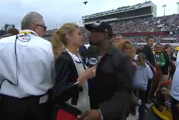 Vídeo mostra a repórter esportiva Erin Andrews aparentemente recusando um beijo do rapper 50 Cent (Foto: Reprodução)