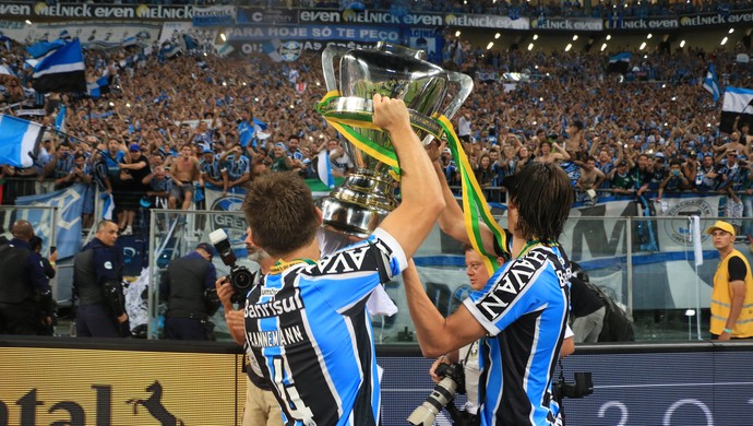 Grêmio título Copa do Brasil festa taça troféu Kannemann Geromel (Foto: Diego Guichard / GloboEsporte.com)