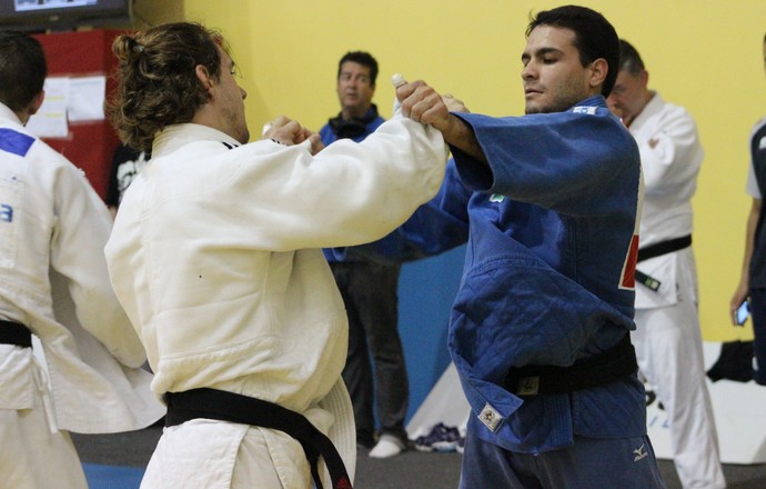 Leandro Guilheiro e Pietri Loic treinamento judô Saquarema (Foto: Raphael Andriolo)
