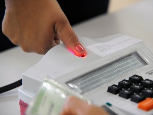Eleitores de 60 municípios utilizam a nova tecnologia das urnas biométricas, de identificação digital. (Foto: Elza Fiúza/ABr)