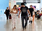 Ex-BBBs Adriana e Rodrigão viajam com cachorrinho a tiracolo