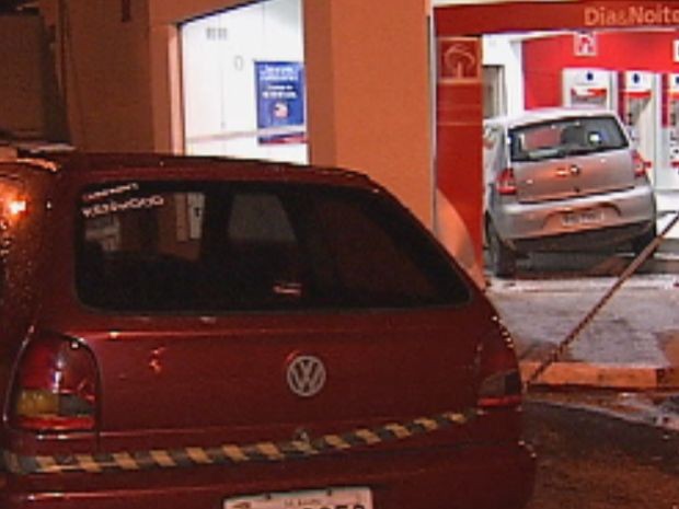 G1 Carro invade agência bancária após acidente em Bauru SP