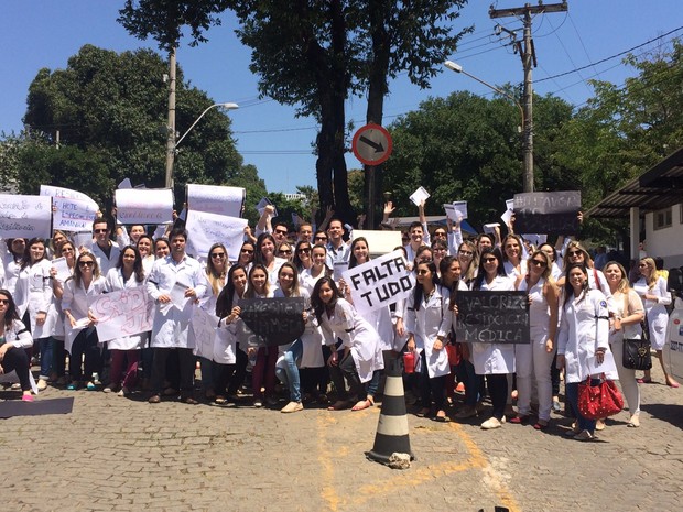 Médicos residentes protestam em frente ao Hucam, em Vitória (Foto: VC no ESTV)