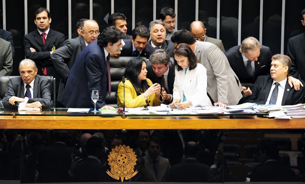 Parlamentares cercam a presidente em exercício do Congresso, deputada Rose de Freitas (PMDB-ES), em pressão a favor ou contra a urgência para votar os vetos de Dilma à Lei dos Royalties (Foto: Gustavo Lima/Agência Câmara)