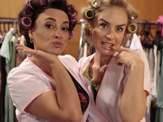 Divas! Apresentadora e atriz fazem biquinho para foto (Foto: TV Globo/Pedro Curi)