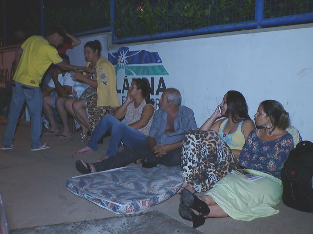 G1 Pais Dormem Em Porta De Escola Para Tentar Vagas Para Filhos Em