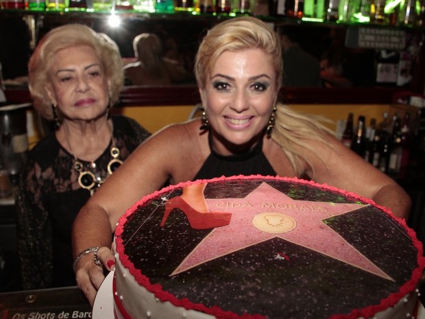 Ex-BBB Cida Moraes comemora aniversário em bar na Zona Sul do Rio (Foto: Isac Luz/ EGO)