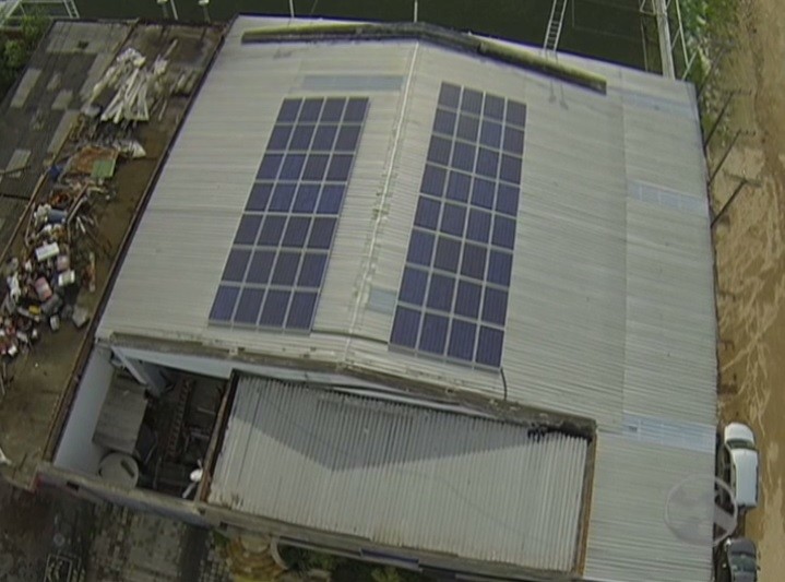 Galpão de uma das empresas mostradas na reportagem usa placas solares (Foto: Reprodução / TV Asa Branca)