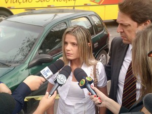 Fernanda chegou ao Fórum em São Roque (Foto: Emilio Botta/G1)