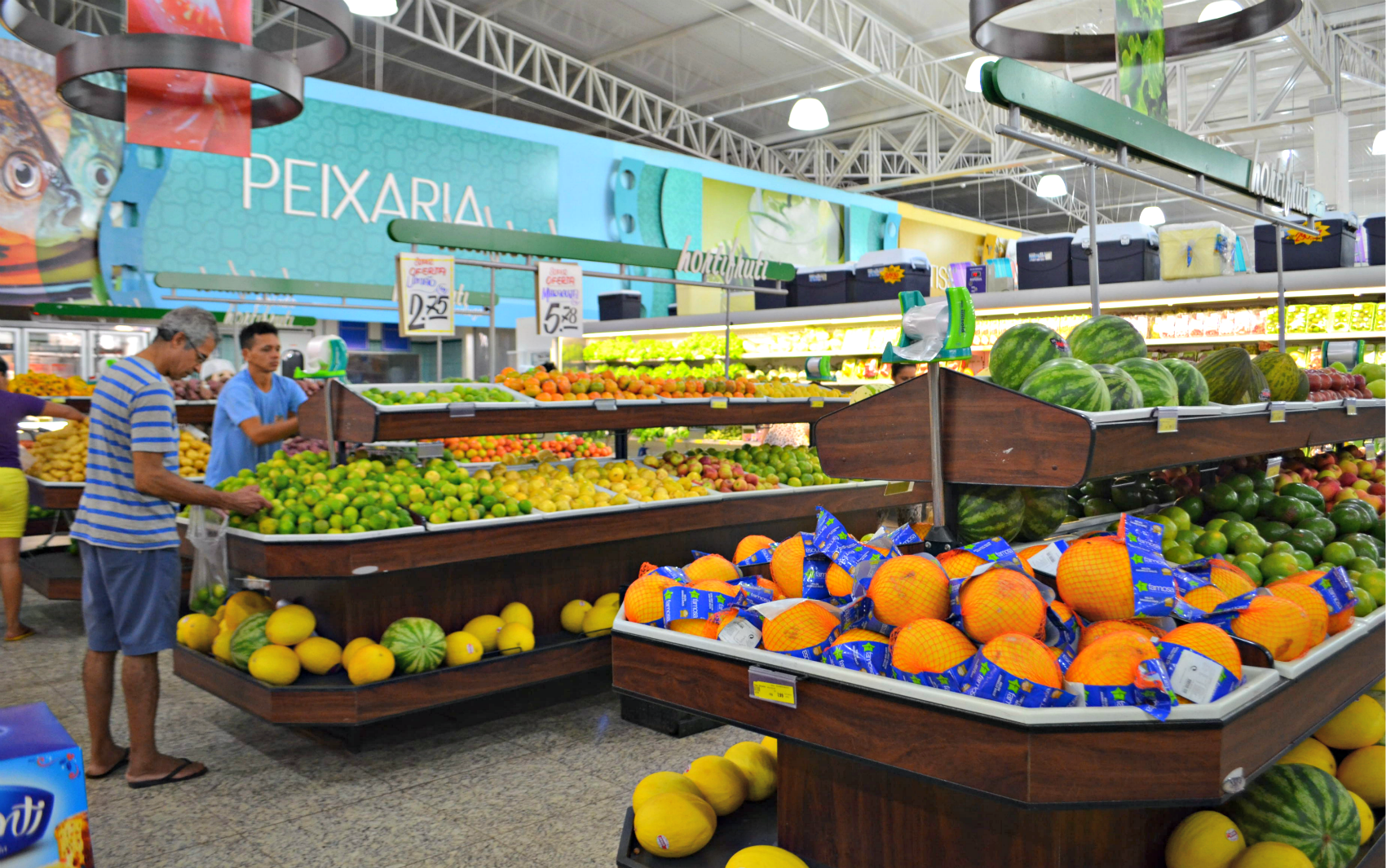 Gerente de supermercado diz que crise é o fator motivador dos altos preços (Foto: Tácita Muniz/G1)