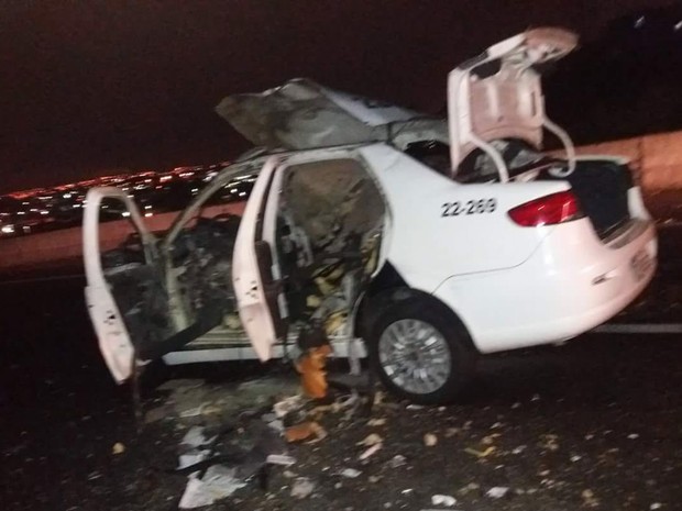 Criminosos explodem carro da Polícia Militar no Rodoanel, perto de Ribeirão Pires e Mauá (Foto: Reprodução/WhatsApp)