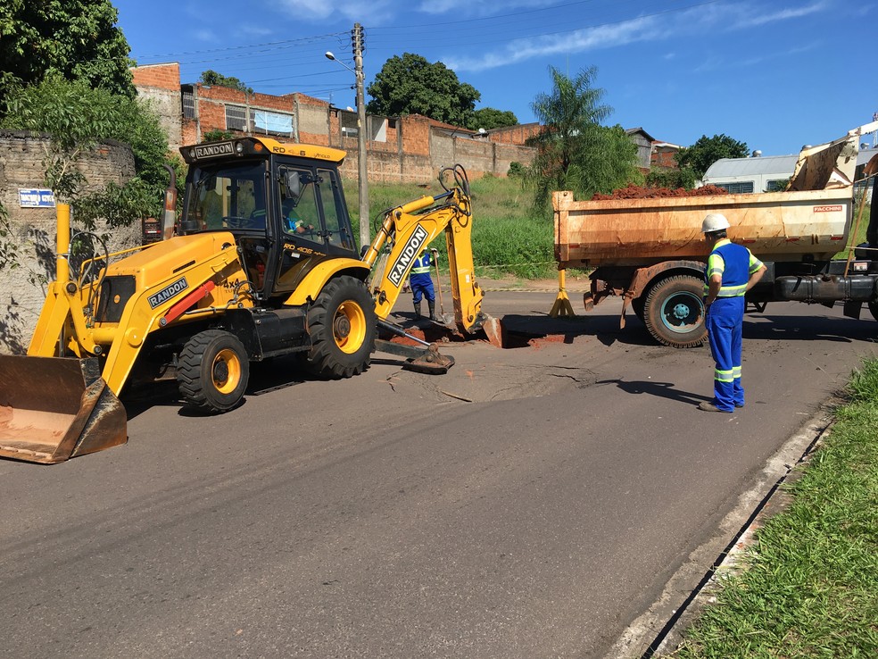 Trecho da Avenida Tancredo Neves está interditado (Foto: Valmir Custódio/G1)