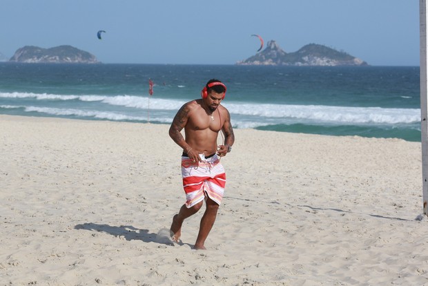 Naldo Benny  na praia (Foto: Dilson Silva / Agnews)