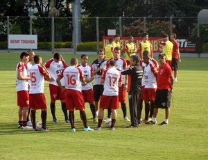 Ney Franco conversa com jogadores do São Paulo em treino (Foto: Site Oficial / saopaulofc.net)