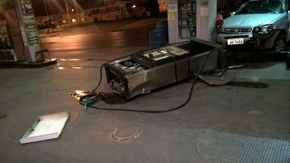 Carro invade posto de combustível e bate em duas bombas (Foto: Divulgação)