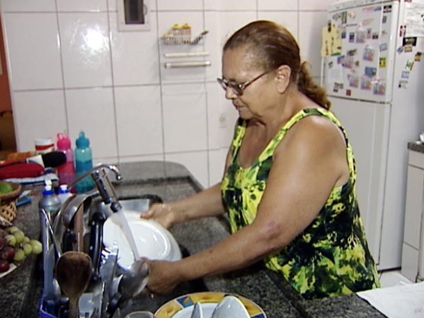 Aos 71 anos, mulher trabalha para ajudar no sustento da família (Foto: Reprodução/TV Gazeta)