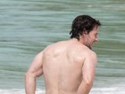 Mark Wahlberg mostra muito mais que o corpo musculoso em ida à praia