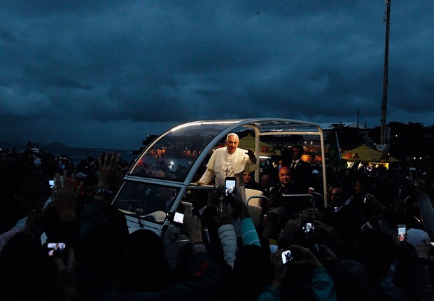 O PASTOR E O REBANHO O papa acena para a multidão na Praia de Copacabana, na tarde da quinta-feira. Os peregrinos tomaram a cidade e cercaram Francisco de carinho (Foto: Pilar Olivares/Reuters)