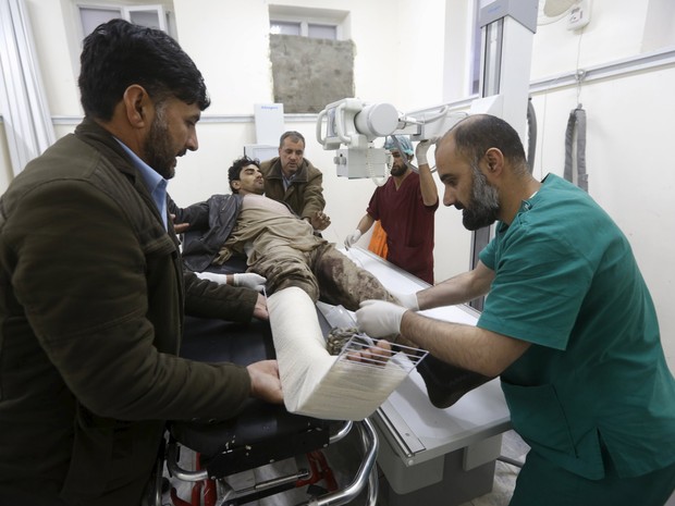 An Afghan man receives treatment at a hospital after a suicide car bomb attack in Kabul, Afghanistan April 19, 2016 (Foto: Omar Sobhani/Reuters)