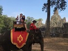 Michel Teló e Thais Fersoza passeiam em cima de elefante durante férias