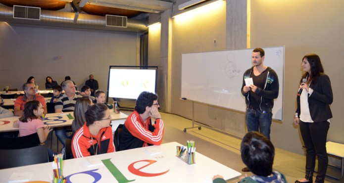 O doodler Matthew Cruickshank ensina a turma a técnica da "Bola Pingante", num bloquinho giratório (Foto: Google) (Foto: O doodler Matthew Cruickshank ensina a turma a técnica da "Bola Pingante", num bloquinho giratório (Foto: Google)) O doodler Matthew Cruickshank ensina a turma a técnica da "Bola Pingante", num bloquinho giratório (Foto: Google) (Foto: O doodler Matthew Cruickshank ensina a turma a técnica da "Bola Pingante", num bloquinho giratório (Foto: Google))