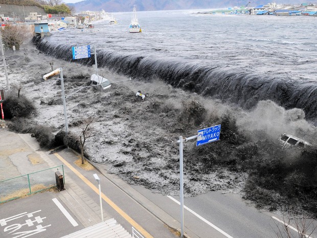 Tsunami deixou mais de 18 mil mortos no país (Foto: Mainichi Shimbun/Reuters)