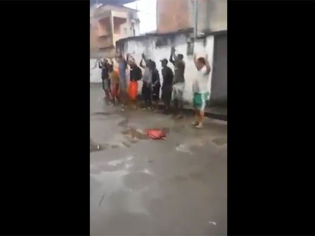 Vídeo que circula na internet mostra grupo sendo obrigado a fazer polichinelo sob a mira de fuzil (Foto: Reprodução Internet)