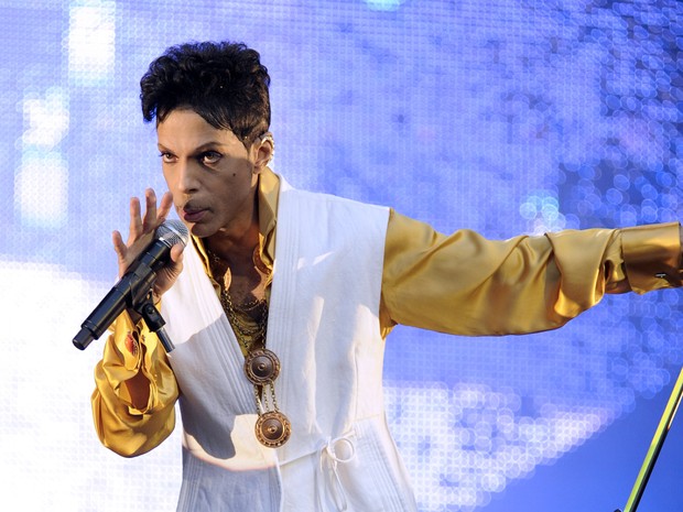 O cantor e músico americano Prince canta no estádio Stade de France, em Saint- Denis, nos arredores de Paris, na França, em junho de 2011 (Foto: Bertrand Guay/AFP/Arquivo)