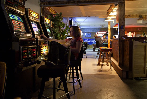 Jaycee May, que trabalha em bar de Swett (Foto: Eric Ginnard/Rapid City Journal/AP)