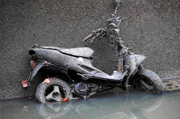 Scooter foi encontrada durante drenagem e limpeza do canal de Saint-Martin (Foto: Charles Platiau/Reuters)
