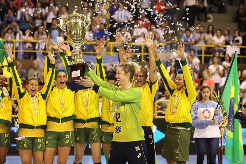 A capitã Babi ergue o troféu do Pan-Americano de handebol feminino (Foto: Cinara Piccolo/Photo&Grafia)