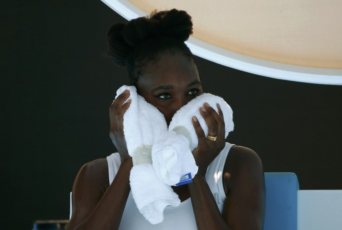 Venus Williams se refresca com toalhas umedecidas (Foto: Reuters)