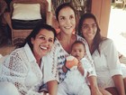 Ivete Sangalo posa com Regina Casé e os dois filhos da apresentadora