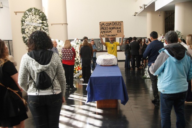 Familiares, amigos e populares se despedem de Paulo Henrique Amorim (Foto: Marcos Ferreira / Brazil News)