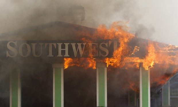 Fachada do hotel em chamas nesta sexta-feira (31) em Houston (Foto: AP Photo/Houston Chronicle, Cody Duff)