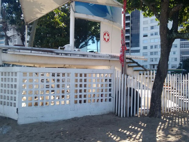 Corpo foi encontrado perto do Posto 3, em Copacabana (Foto: Nicolas Satriano/G1)
