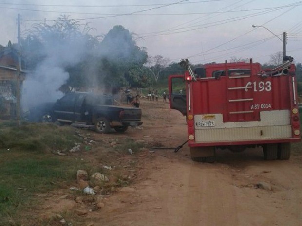 G1 Caminhonete Pega Fogo E Chamas Destroem Motor Em Jaru RO