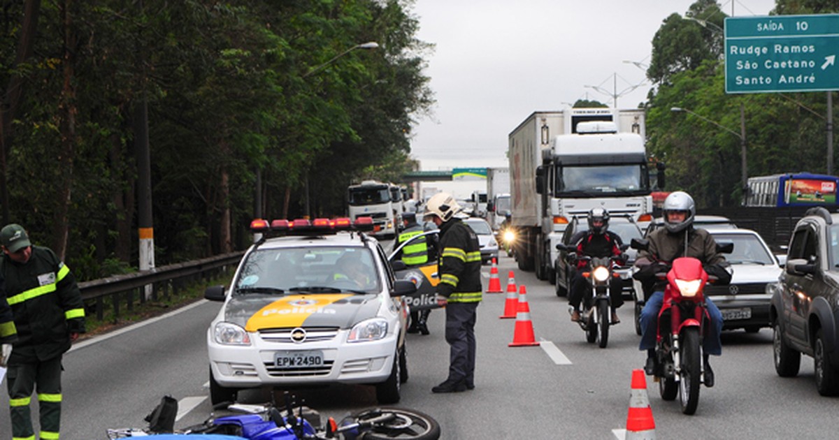 G Acidente Entre Carro Moto E Carreta Mata Um Na Via Anchieta