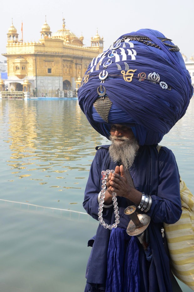 Um guerreiro indiano sikh posou com seu turbante que mede mais de 300 metros de comprimento, neste domingo, diante de um templo em Amritsar, na Índia, onde é realizado o festival Maghi Mela (Foto: Narinder Nanu/AFP)