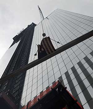 NY conclui 1ª torre do novo WTC (Mark Lennihan / AP Photo)