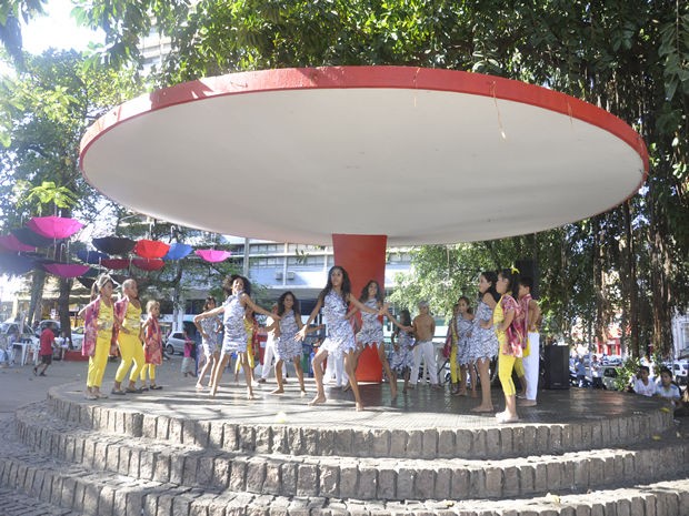 Estudantes realizam apresentações em praça de Cuiabá (Foto: Marcelo Ferraz/G1)