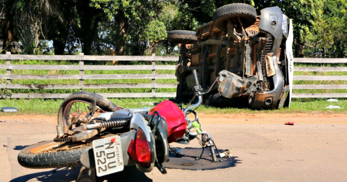 G1 Viatura de polícia desvia de carro bate em motocicleta e mata