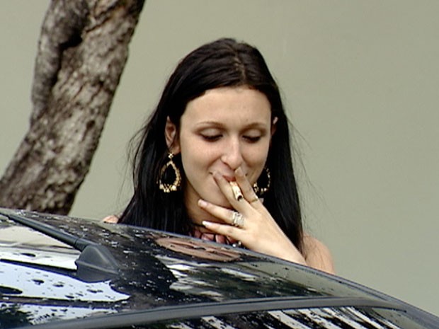Luiza Gomes tentou 'fumar' nota de R$ 50 duranet abordagem policial (Foto: Reprodução/ TV Gazeta)