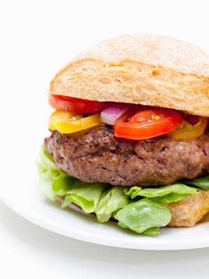 Carne feita na frigideira, como os hambúrgueres, podem aumentar o risco de câncer de próstata (Foto: Steven Lam/Image Source/AFP)