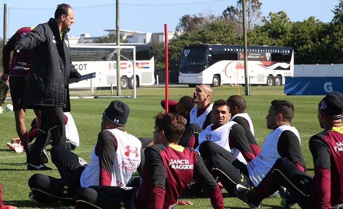 Rogério Ceni orienta jogadores em treino do São Paulo (Foto: Érico Leonan / saopaulofc.net) Rogério Ceni orienta jogadores em treino do São Paulo (Foto: Érico Leonan / saopaulofc.net)