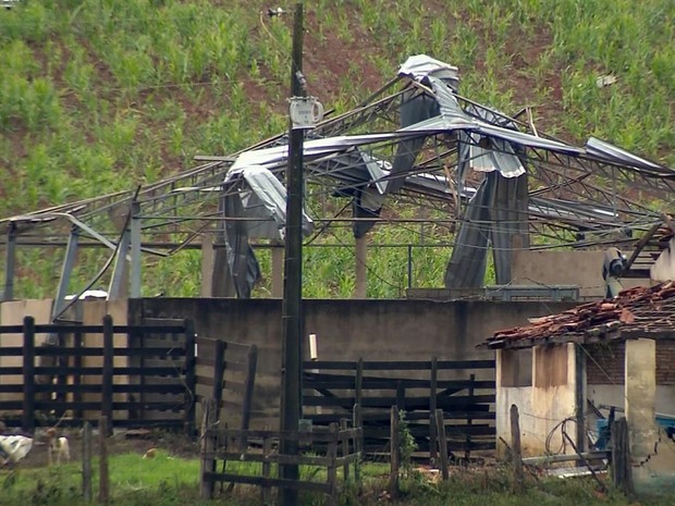 Moradores contam prejuízos após passagem de nuvem funil no Sul de Minas (Foto: Reprodução EPTV)