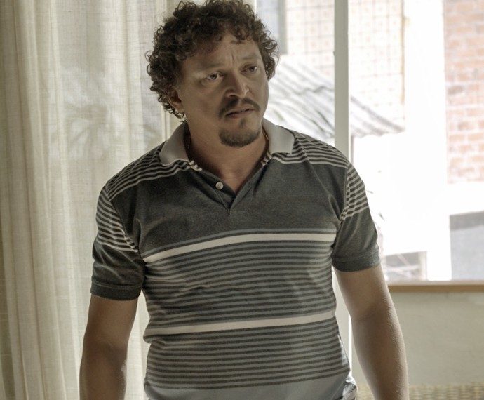 Oziel fica chateado com a amante (Foto: TV Globo)