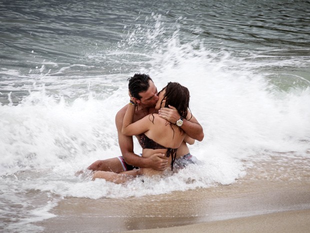 Márcia e Théo se beijam na praia (Foto: Salve Jorge/TV Globo)