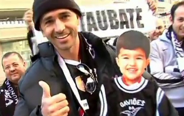 Corintiano 'levou' o filho para o Japão, onde assistirá ao Mundial de Clubes (Foto: Reprodução / TV Globo)