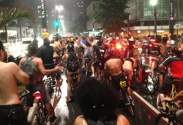 Centenas de manifestantes pedalaram e fizeram barulho na Avenida Paulista (Foto: Cauê Fabiano/G1)